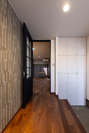 素材感を楽しむインダストリアル・カフェの暮らし